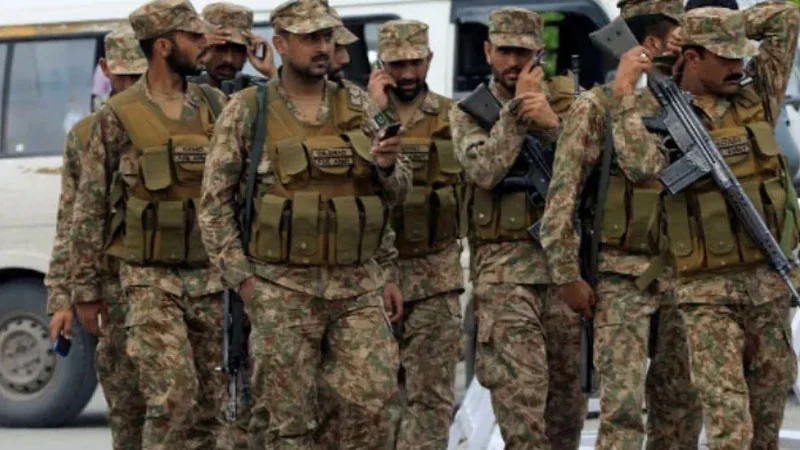 পাকিস্তানি সেনাদের সঙ্গে সশস্ত্র গোষ্ঠীর তুমুল গোলাগুলি, নিহত ১০